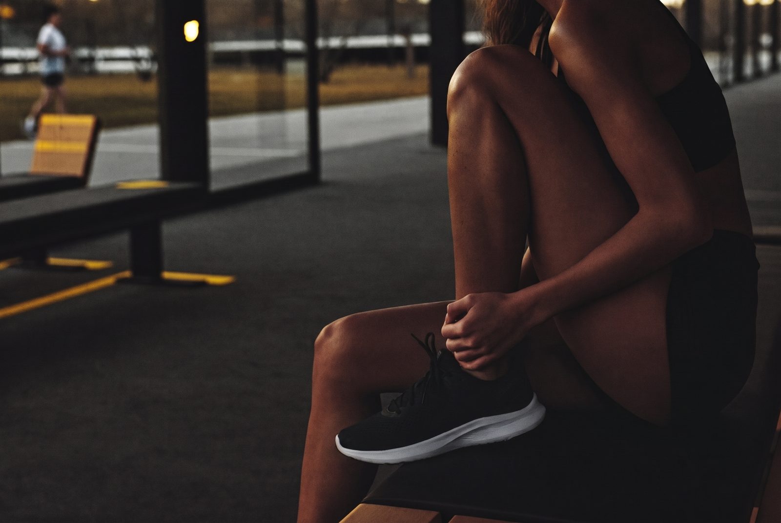 Corredora sujetándose el talón tras un entrenamiento