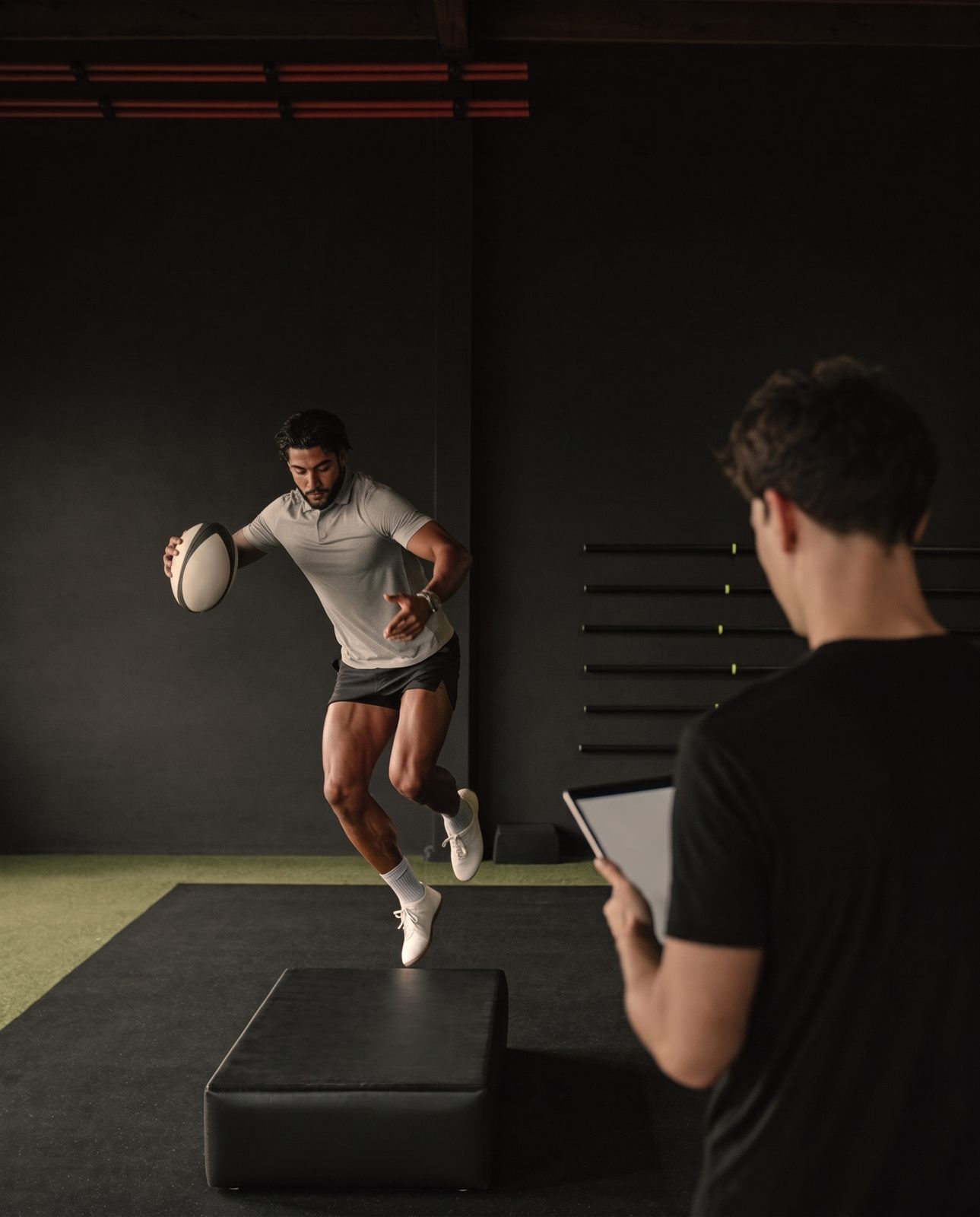 Jugador realizando un salto sobre plataformas de fuerza en el gimnasio de readaptación de Kinetia