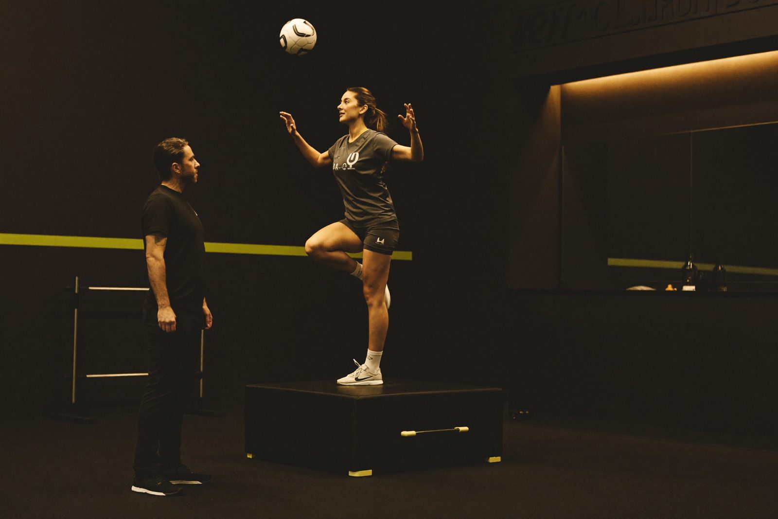 Deportista realizando un ejercicio de pliometría en el gimnasio de readaptación