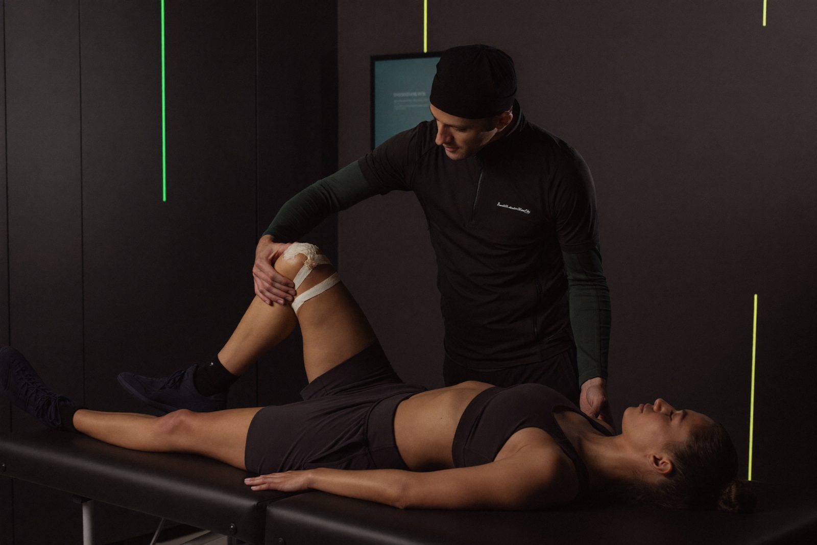 Fisioterapeuta guiando un ejercicio de rodilla tras una cirugía