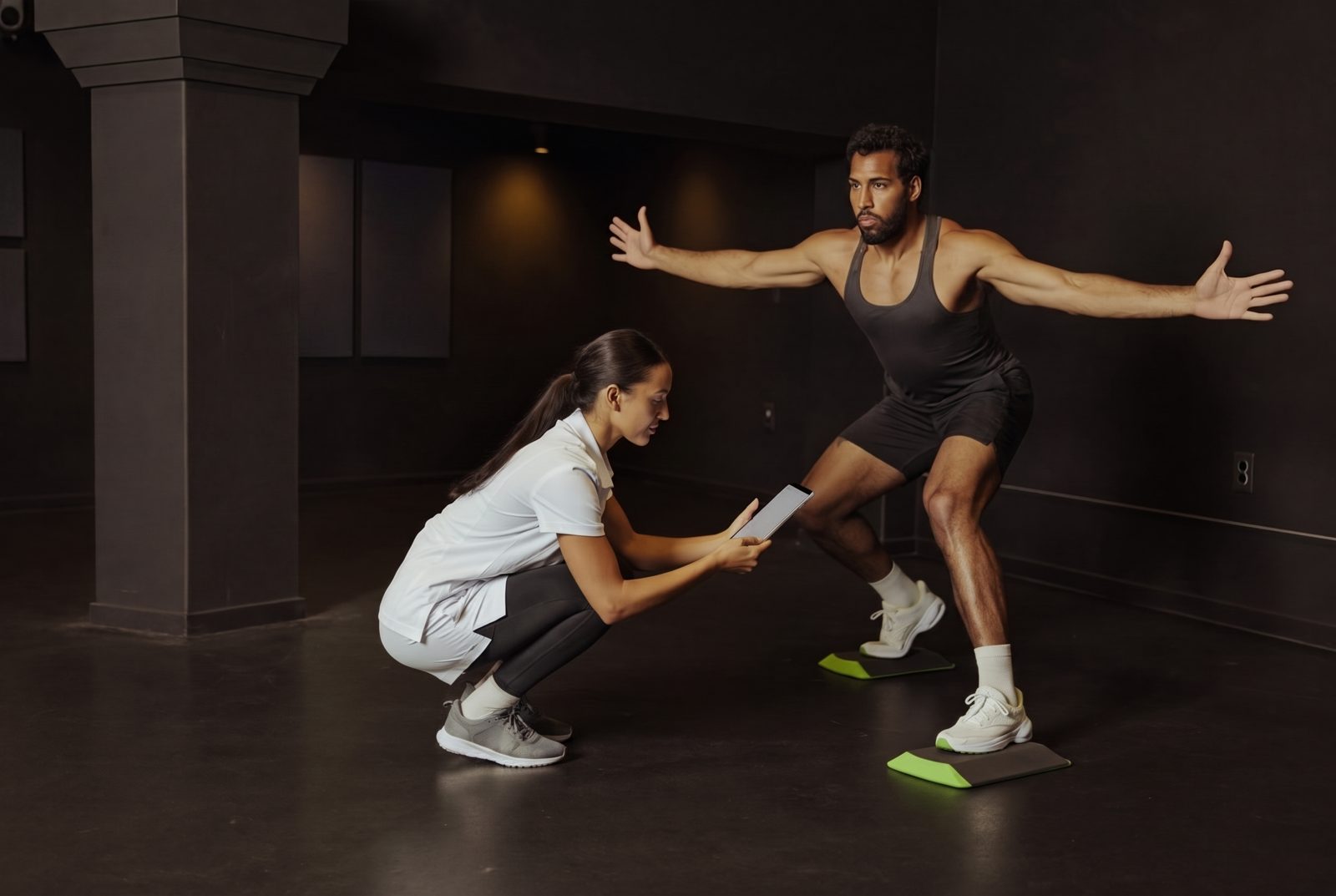 Deportista realizando un salto sobre plataformas de fuerza durante una valoración
